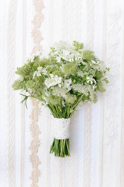 Queen Anne’s Lace Inspiration By Annabella Charles Queen Annes Lace Bouquet, Wedding Locations California, Lace Bouquet, Bouquet Champetre, Wedding Flower Guide, Lace Inspiration, Flower Guide, Queen Anne's Lace, Queen Annes Lace