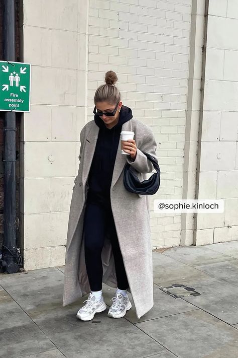 Work Bag Outfits Women, Beige Mantel Outfit, Outfit Mantel, Black Wool Coat Outfit, Wool Coat Outfits, Oversized Coat Outfit, Aw Outfits, Grey Coat Outfit, Trent Coat