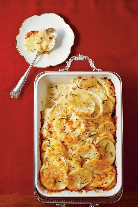 This fancy-ish version of potato gratin packs its weight in flavor, thanks to the addition of fennel and the tiniest touch of nutmeg. #sides #potatoes #southernliving Easter Casserole, Potato Gratin Recipe, Thanksgiving Casserole, Easy Christmas Dinner, Cheesy Potato Casserole, Potatoe Casserole Recipes, Vegetable Casserole, Potato Gratin, Christmas Food Dinner