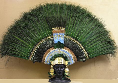 A quetzal feathers headdress like the one in the Fenton's antechamber. Aztec Headdress, Aztec Costume, Advanced Higher Art, Ancient Mexico, 17th Century Fashion, Aztec Warrior, Mexico Art, Indigenous Americans, Feather Headdress