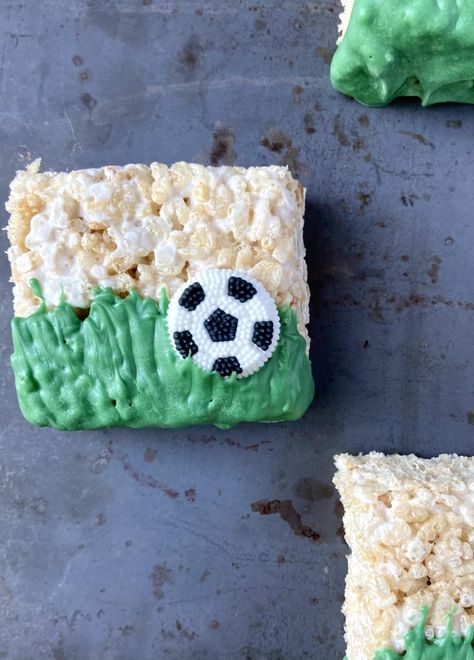 Soccer Ball Rice Krispie Treats, Rice Krispie Soccer Ball, Soccer Rice Crispy Treats, Soccer Desert Ideas, Soccer Treat Ideas, Soccer Party Treats, Kids Soccer Snacks Ideas, Soccer Birthday Treats, Soccer Theme Treats