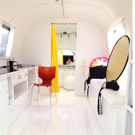 Airstream mobile photo studio and office. Mobile Photography Studio Trailer, Camper Studio, Rv Photography, Mobile Photography Studio, Airstream Glamping, Detached Office, Pet Photography Studio, Photo Mobile, Studio Workspace