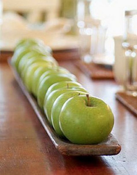 An Elegant and Creative _ Rosh _ Hashanah  _Table _ and _ decoration _ ideas __06 Apple Centerpieces, Diy Thanksgiving Centerpieces, Thanksgiving Table Centerpieces, Rosh Hashanah Table, Non Floral Centerpieces, Hosting Dinner, Host Dinner Party, Apple Decorations, Green Apples