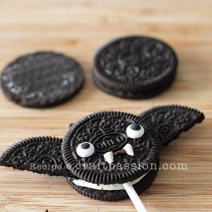 Cute Halloween Themed Food, Halloween Crafts With Food, Halloween Food And Snacks, Oreo Cat Cookies, Hollween Treat Idea, Finger Food Ideas For Halloween Party, Halloween Sweets Ideas Easy, Cute Halloween Party Snacks, Halloween Snacks Marshmallows