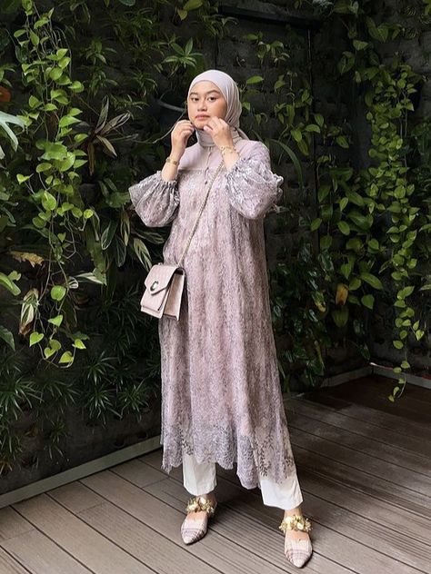 Outfit Lebaran Celana, Lebaran Outfit Hijab, Dresses To Wear To A Wedding Hijab, Tunik Modern Simple, Tunik Brokat, Lebaran Outfit, Mix And Match Outfits Hijab, Dress Brokat Modern, Kebaya Modern Dress