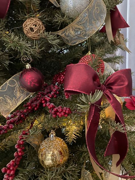 Burgundy Christmas Tree, Primitive Vignettes, Christmas Tree Colour Scheme, Burgundy Christmas, Ribbon Decor, Red Gold Christmas, Pretty Christmas Decorations, Southern Gentleman, Room Organisation