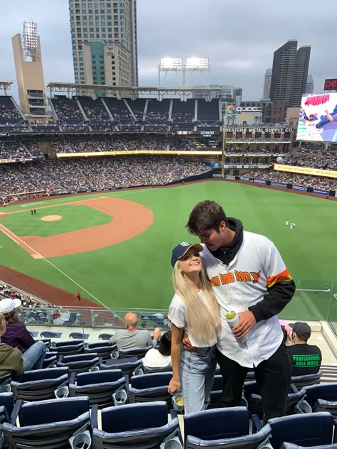 Baseball Game Couple, Baseball Wife Outfit, Mlb Wife Aesthetic, Baseball Game Date, Baseball Bf, Sporty Boyfriend, Baseball Date, Mlb Wife, Sports Announcer