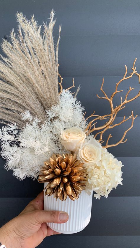 Boho Christmas Arrangement, Dried Flowers Christmas Decor, Dry Arrangements Ideas, Christmas Dried Flower Arrangements, Gold Flower Arrangements, Xmas Flower Arrangements, Dry Flower Arrangements, Dry Bouquet, Flower Arrangements Bouquets