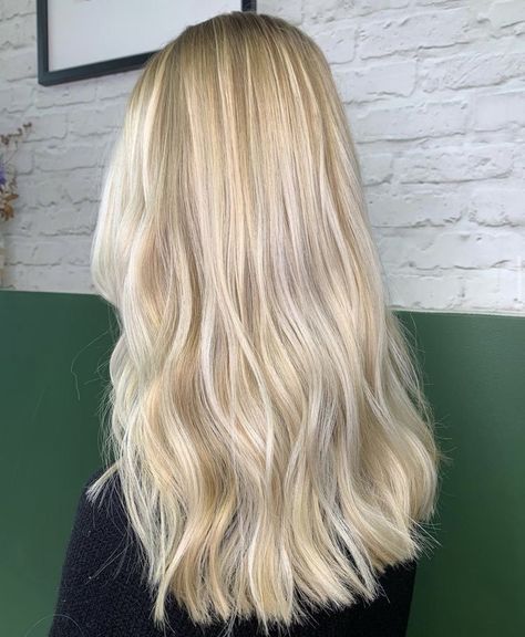 Layered Haircuts Bob, Silvery Blonde, Glamour Hairstyles, Bob Pixie Haircut, Medium Length Layered Haircuts, Soft Blonde Hair, Baby Blonde Hair, Vanilla Blonde, Bright Blonde Hair