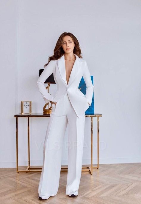 White Suits For Women, White Loose Pants, Women's Pantsuit, Workwear Outfits, White Wedding Suit, White Pantsuit, Elegant Vest, Estilo Kardashian, Women Suits Wedding