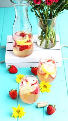 Pinot Grigio Sangria, Strawberry Lemonade Sangria, Lemon Sangria, Sangria Bottle, Easy Sangria Recipes, Alcoholic Treats, White Wine Sangria, Wine Sangria, Beach Cocktails