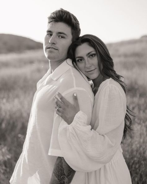 2024 Engagement Photos, Field Elopement, Couple Foto, Engagement Shoots Poses, Anniversary Photography, Engagement Picture Outfits, Cute Engagement Photos, Couple Engagement Pictures, Engagement Pic