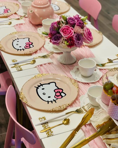 Hello Kitty Table Setting, Hello Kitty Picnic Party, Hello Kitty Brunch, Hello Kitty Cafe Party, Hello Kitty Table Decorations, Hello Kitty Centerpiece Ideas, Hello Kitty And Friends Party, Sanrio Themed Party, Hello Kitty Tea Party