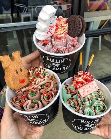 FOOD GORGING DAILY on Instagram: “Christmas Themed Rolled Ice Cream 🔥” Roll Up Ice Cream, Ice Cream Taco, Ice Roll, Rolled Ice Cream, Christmas Ice Cream, Ice Cream Business, Blueberry Ice Cream, Kreative Snacks, Scones Ingredients