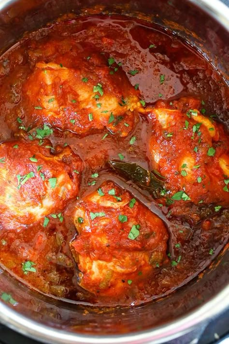 Chicken Cacciatore made in an Instant! The sauce is hearty and chunky, loaded with chicken, tomatoes, peppers and onions ( sometimes I add mushrooms too!). Great over pasta, squashta, rice or polenta. Chicken Tomatoes, Cacciatore Recipes, Chicken Cacciatore Recipe, Diy Easy Recipes, Chicken Cacciatore, Pressure Cooker Chicken, Instant Pot Recipes Chicken, Easy Instant Pot Recipes, Skinny Taste Recipes