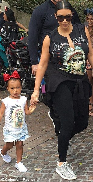 Partying: The two-year-old child was at the amusement park to help her cousin Penelope Dis... Outfit Ideaa, Amusement Park Outfit, Disney Park Outfit, Mommy Dress, Penelope Disick, Theme Park Outfits, Mother Daughter Matching Outfits, Kim K Style, Jenner Sisters