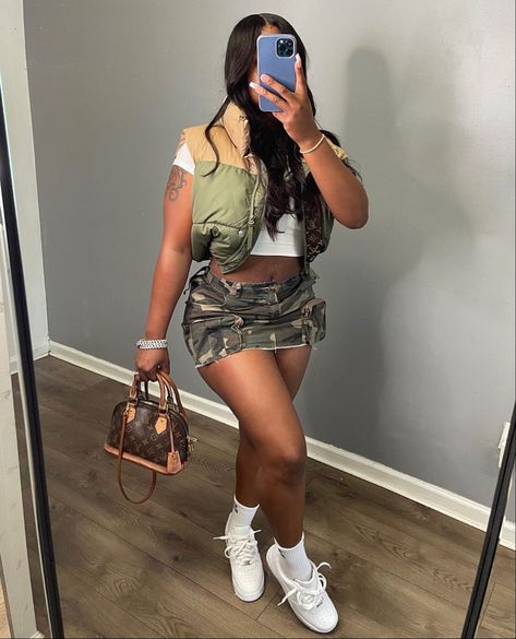 Camo Skirt Outfit Baddie, Baddie Bday Outfits, Camo Skirt Outfit, Bday Outfits, Cute Winter Outfit, Dress And Sneakers Outfit, Outfit Baddie, Skirt Outfit Ideas, Camo Skirt