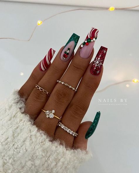 Christmas Nails 2023 With Gems, Christmas Nails 2023 Medium, Glam Christmas Nails Acrylic, Colorful Christmas Nails Acrylic, Glitzy Christmas Nails, Christmas Nails Gems Rhinestones, Christmas Nails Diamonds, Christmas Nails Jewels, Glamorous Christmas Nails