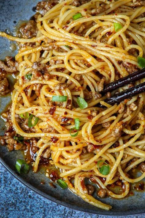 This ground beef noodles is loaded with Asian flavours. A quick yet satisfying one pot meal recipe. Asian Ground Beef, Ground Beef Noodles, Resep Pasta, Beef Noodles, Ground Beef Pasta, Asian Beef, Chinese Cooking Recipes, One Pot Dinners, Roasted Chicken Breast