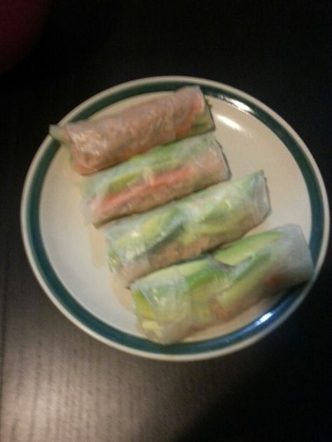 Cold spring rolls / rice paper rolls - rice paper, rice noodles, tuna (or any other meats or seafood), avocado, spring onion, carrot, cucumber, lettuce.  Plus a yummy dipping sauce. Spring Rolls Rice Paper, Rolls Rice Paper, Rice Paper Rolls, Cold Spring, Eating Recipes, Paper Rolls, Rice Noodles, Spring Onion, Spring Rolls