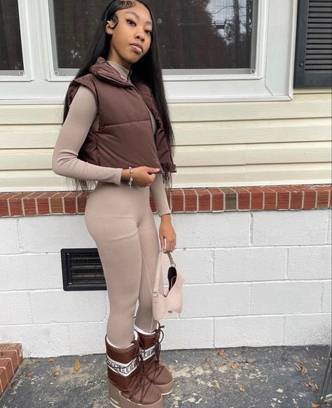 Moon Boot Outfit, Winter Inspo Outfits, Winter Outfits Black Women, Snow Outfits For Women, Fall Baddie, Skiing Trip, Chic Fits, Outfits Black Women, Cabin Trip