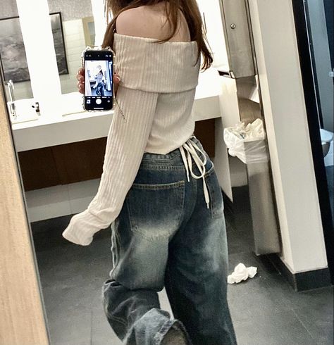 Acubi outfit, korean outfit inspiration, minamilist, lewkin jeans, baggy jeans, bloque Lightwash Baggy Jeans Outfit, Lewkin Outfit, Acubi Jeans, Jeans Outfit Korean, Baggy Jeans Aesthetic, New Jeans Aesthetic, Aesthetic Selfie Ideas, Korean Street Style, Peony Aesthetic