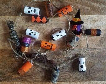 Wine Cork Garland, Cork Pumpkins, Corks Crafts, Wine Cork Birdhouse, Cork Creations, Cork Garland, Cork Decor, Corks Pumpkin, Senior Crafts