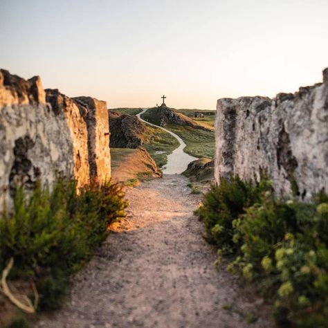 @whatsonnorthwales on Instagram: “Well Im sure by now you all know this wonderful spot 🙏🏻🏝 What adventures have you got planned this weekend ? . . . . . 📍 Ynys Llanddwyn,…” Ynys Llanddwyn, Visit Wales, North Wales, Monument Valley, This Weekend, Wales, Monument, England, Wonder