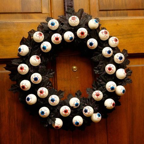 24 Halloween House and Yard Decoration Ideas | Family Handyman Eyeball Wreath, Halloween Wreath Ideas, Burlap Pumpkin Wreath, Hallowen Ideas, Easy Fall Crafts, Halloween Eyeballs, Wreath Halloween, Diy Fall Wreath, Wreath Diy