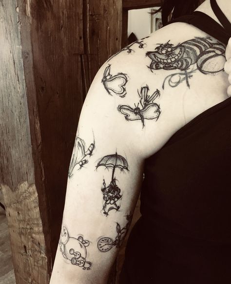 Alice In Wonderland Aesthetic Tattoo, Alice In Wonderland Book Tattoo, Alice In Wonderland Flash Tattoo, Alice In Wonderland Sleeve, Tattoo Alice In Wonderland, Alice In Wonderland Tattoo Sleeve, Alice In Wonderland Tattoos, Nature Tattoo Ideas, Alice In Wonderland Tattoo