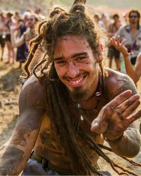 Hippie Men, Hippie Lifestyle, Estilo Hippie, Happy Hippie, Hippie Life, Dread Hairstyles, Corte De Cabelo Masculino, Long Wavy Hair, Festival Looks