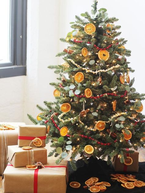 Christmas Decorations Apartment, Orange Christmas, Natural Christmas, Beautiful Christmas Trees, Rustic Christmas Tree, Gold Christmas Tree, Christmas Tree Themes, Tree Ideas, Orange Slices