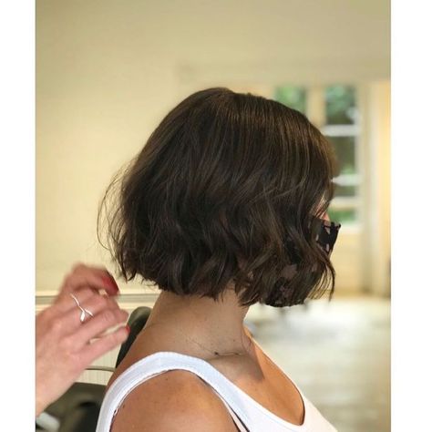 The French bob is already Autumn's most chic haircut - here's why we're obsessed - Treatwell Hair For Beach, Short Hair For Women, Bob Haircut Back View, Hairstyle Ideas For Short Hair, Cute Hairstyle Ideas, Hairstyles For Thick Hair, Chic Haircut, French Bob, Square Face Hairstyles