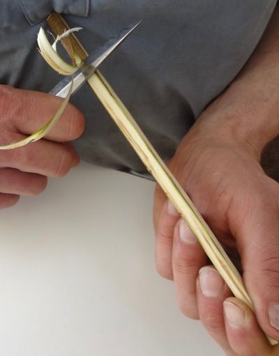 Diy Chopsticks, Diy With Chopsticks, Wooden Chopsticks Craft, How To Whittle A Spoon, Whittling Hair Pin, Woodcarving Long Handle Spoon To Eat With, Carved Spoons, Bamboo Crafts, Wooden Utensils