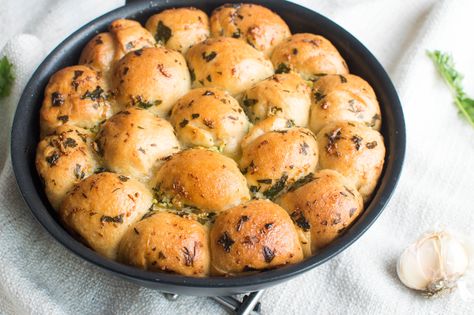 Skillet Garlic Dough Balls - Kays' Kitchen Doughball Recipes, Garlic Bread Balls, Garlic Doughballs, Frozen Bread Dough Recipes, Bread Balls, Make Garlic Bread, Bread Dough Recipe, Frozen Bread Dough, Food Bars