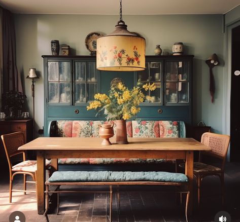 Eclectic Interior Design Style, Eclectic Dining Room Ideas, Dining Room Cabinets, Drying Flowers, Living Room Ceiling Wallpaper, Wallpaper Floor, Eclectic Dining Room, Lamp Kitchen, Ceiling Wallpaper