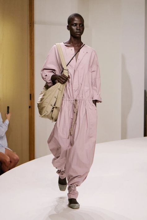 Lemaire Spring 2025 Ready-to-Wear Fashion Show | Vogue Slow Clothing, Paris Fashion Week Men, Christophe Lemaire, Pink Jumpsuit, Spring Fashion Trends, Classic Outfits, Colorful Fashion, Paris Fashion, Runway Fashion