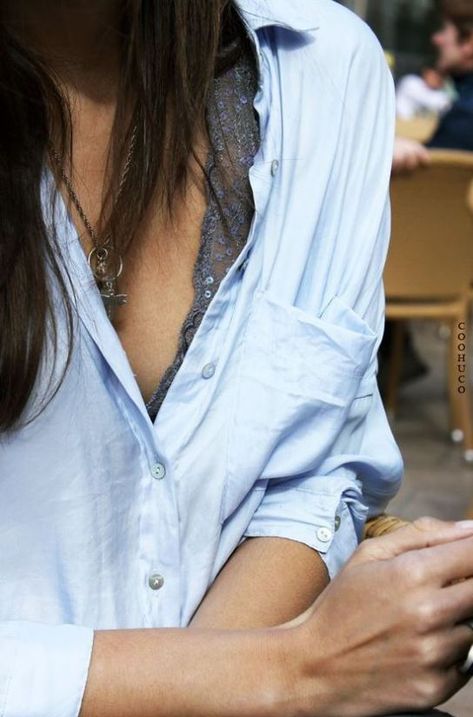 Lace bralettes under a button down shirt is adorable! Cute Outfits With Bralettes, Lace Bra Outfit, Lace Bralette Outfit, Chambray Skirt, Under Shirt, Bralette Outfit, Camila Morrone, Quoi Porter, Soft Layers