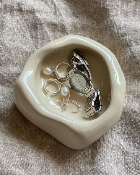 Handmade Pottery Aesthetic, Jewelry Organizer Pottery, Pinch Clay Ideas, Handmade Pottery Ideas Inspiration, Cermanics Ideas Aesthetic, Hand Built Ceramics Ideas, Things To Make In Ceramics, Cool Ceramics, Pottery Jewelry Dish