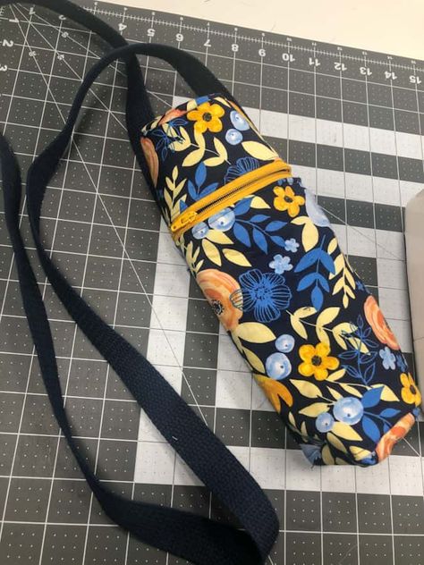 finished water bottle holder Insulated Water Bottle Holder Pattern, Cross Body Water Bottle Holder, Water Bottle Carrier Diy Free Pattern, Diy Water Bottle Cover, Bottle Bag Diy, Diy Water Bottle Holder, Lego Bag, Diy Water Bottle, Bottle Sling