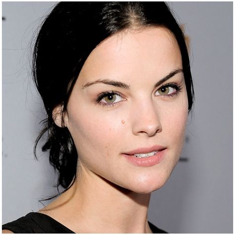 Dark hair, pale skin, light eyes. | Celebrities | Pinterest Pale Skin Dark Hair Makeup, Dark Hair Pale Skin, Jamie Alexander, Dark Hair Makeup, Hair Pale Skin, Hair Fair, Sleek Hair, Jaimie Alexander, Winter Typ