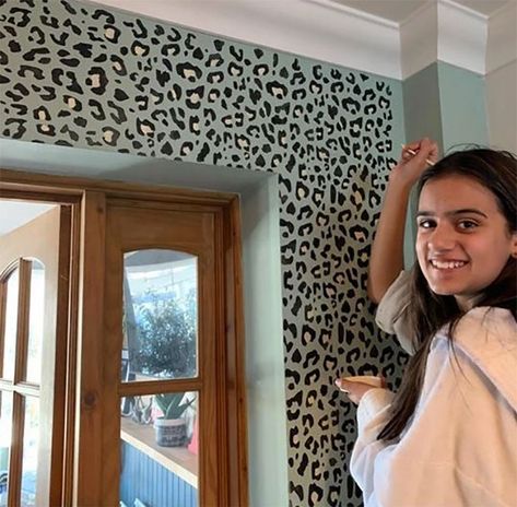 12-Year-Old Girl Redecorates Family Home In A Week For Just Around $125, And Here Are The Results Bored At Home, Accent Wall Paint, Money Images, Family Diy, Chic Spaces, Bathroom Backsplash, Old Frames, Power Drill, Dollar Stores