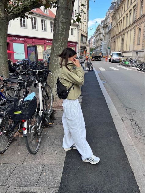 White Parachute Pants, Parachute Pants Outfit, White Pants Outfit, Pants Outfit Fall, Fall Streetwear, Winter Pants Outfit, Fashion Bible, Outfit Inspiration Fall, Baddie Outfits Casual