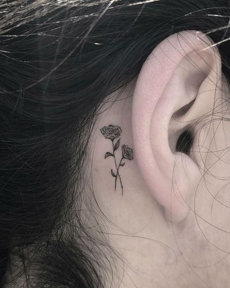 27 Beautiful Carnation Tattoo Ideas and Their Symbolism Flower Tattoo Behind Ear, Carnation Flower Tattoo, Carnation Tattoo, Pretty Flower Tattoos, Tato Minimal, Tattoo Behind Ear, Tato Jari, Pola Tato, Palm Tattoos