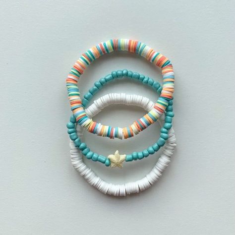 Beachy Bracelet Ideas Clay Beads, Beach Clay Bracelet Ideas, Basic Clay Bead Bracelet, Coastal Clay Bead Bracelet, Beach Aesthetic Clay Bead Bracelets, White Clay Bracelets, Summer Bracelet Stack Ideas, Jewellery To Make, Cute Beach Bracelets