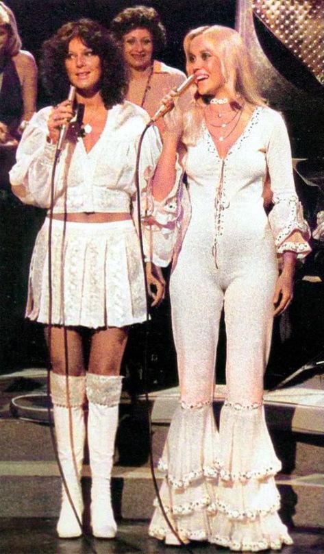 Frida And Agnetha, Abba Concert, Mode Disco, Abba Outfits, 70s Mode, Frida Abba, Abba Costumes, Abba Mania, 70s Inspired Fashion