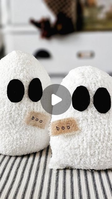 Cindy Long on Instagram: "I turned a pair of fuzzy socks into cute mini faux Sherpa ghost pillows! It's an easy, no-sew project with minimal supplies... my favorite kind 🖤👻  Happy Saturday BOO!  diy ghosts | sherpa pillow | halloween | spooky  #diyghosts #diyhalloween #halloweencraft #ghostpillow #diybeautify #cutenotcreepy #thecottagejournalmagazine #countrysampler" Halloween Diys To Sell, Fabric Ghosts Diy, Diy Ghost Pillow, Ghost Pillow Diy, Diy Halloween Pillow, Sherpa Ghost, Halloween Pillows Diy, Ghost Pillows, Sherpa Pillow