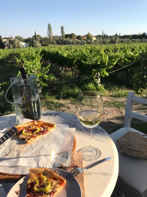 Vineyard white vine pizza aesthetic urla izmir Greek Vineyard, Izmir Aesthetic, Vineyard Aesthetic, Pizza Aesthetic, Wine And Pizza, Vienna Travel, Greek Summer, Cottage Core, Summer Aesthetic