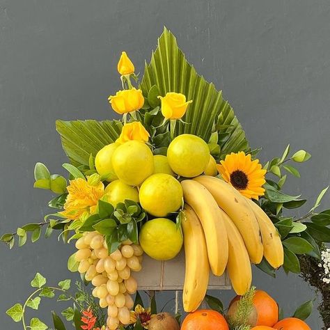 Fruit Basket Arrangement, Fruit Flower Basket, Fruit Bouquet Ideas, Fruit Bouquet, Fruit Ideas, Grocery Store Design, Fruit Arrangements, Fruit Carving, Bouquet Ideas