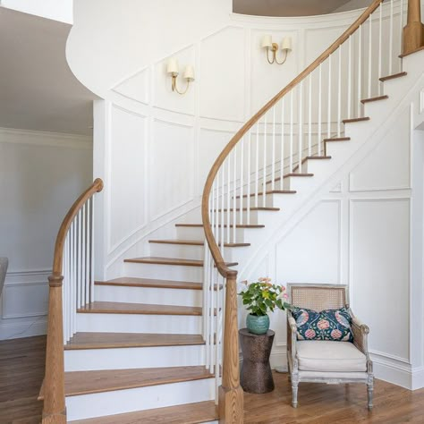 75 Transitional Staircase Ideas You'll Love - July, 2023 | Houzz Transitional Staircase Ideas, Transitional Style Staircase, Transitional Stair Railing Ideas, Curved Staircase Entryway, 2023 Staircase Trends, Transitional Staircase Railing, Curved Staircase Foyer Entryway, Foyer Staircase Entryway, Curved Staircase Ideas